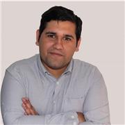 Profesor dicta clases de educación cívica, electivos humanistas y clases de historia